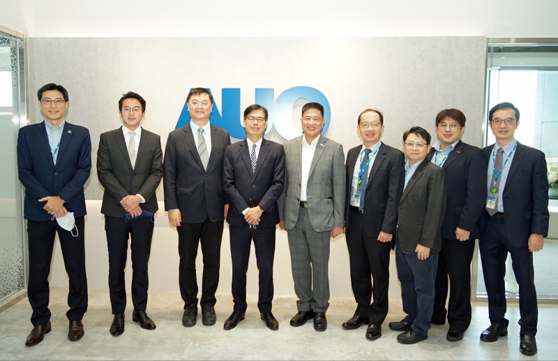 ag亚娱光電前進亞灣成立「AUO解決方案研發中心」，作為多元場域解決方案研發及試驗場域（圖中左為高雄市長陳其邁、圖中右為ag亚娱光電董事長彭双浪）