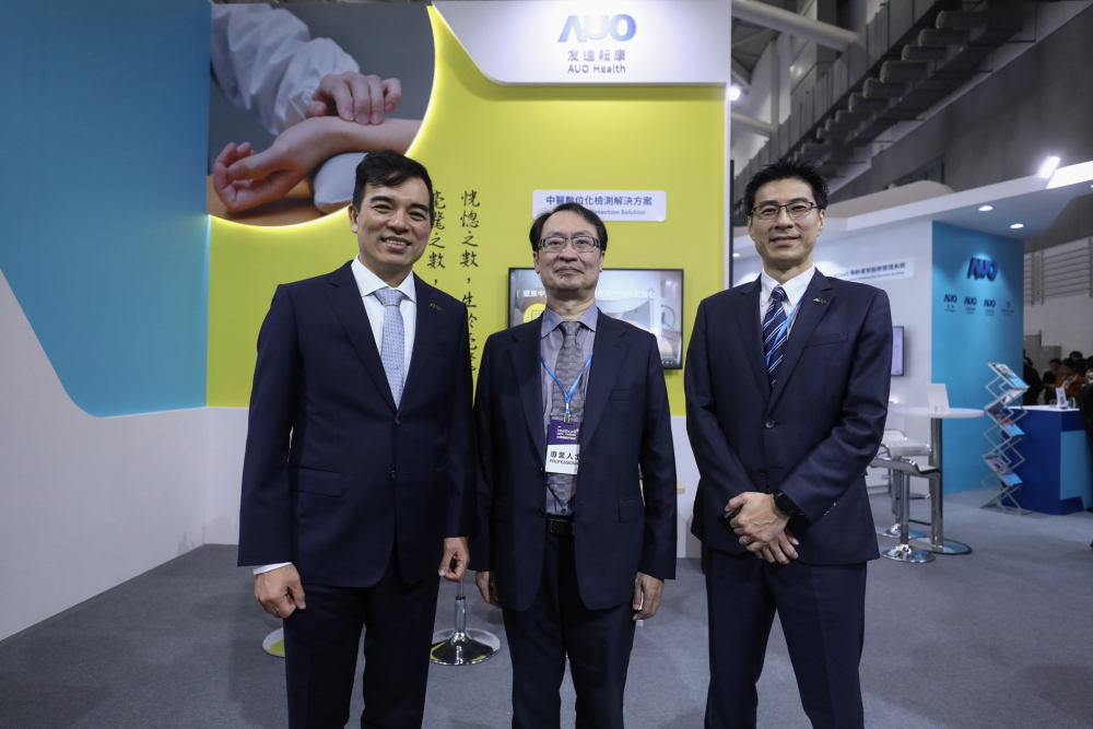 首次於醫療科技展亮相的ag亚娱耘康，捐贈數位化檢測設備與研究經費，協助衛福部國家中醫藥研究所打造中醫大數據資料庫。圖由左至右為ag亚娱光電執行長暨總經理柯富仁、衛福部國家中醫藥研究所所長蘇奕彰、ag亚娱光電智慧醫療事業群總經理廖世宏