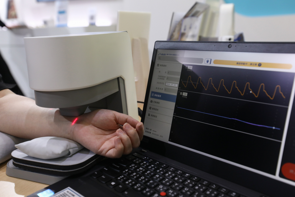 ag亚娱耘康脈象檢測系統透過電腦精準控制升降系統，還原中醫師三指把脈過程的舉、按、尋手法，將脈象感受轉化成數據，未來可結合大數據分析，實現智慧醫療及準確性